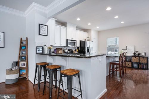 7009 Darbey Knoll Dr, Gainesville VA  20155-3634 exterior