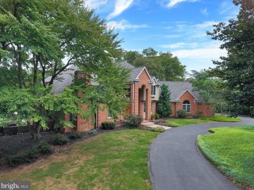 2 Westwind Dr, Lemoyne, PA 17043-1233