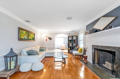 12 Wright Rd, Rockville Centre, NY 11570-1235
