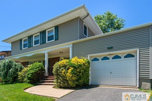 771 Chalet Dr, Woodbridge, NJ 07095-3209