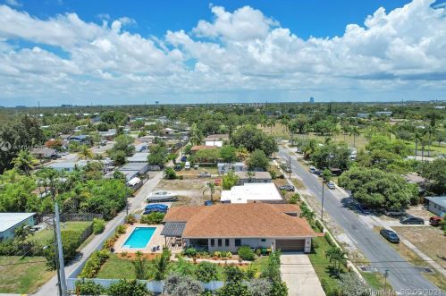 207 11th St, Dania Beach FL  33004-4224 exterior