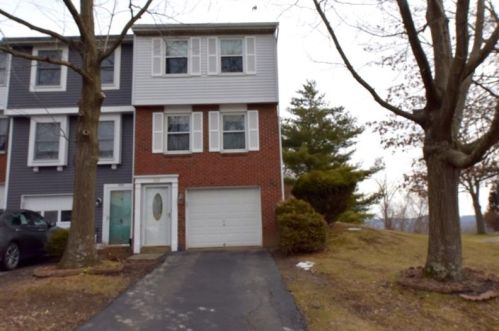 302 Redrome Cir, Bridgeville, PA 15017-3201