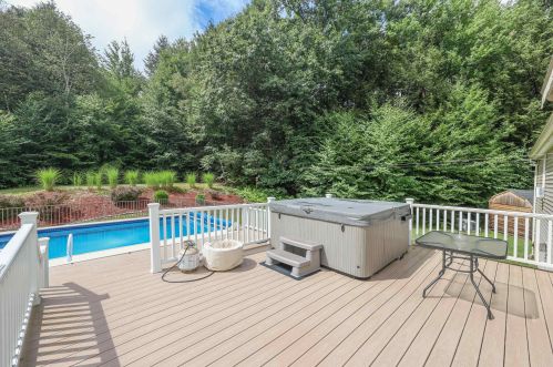 100 Mount Delight Rd, Deerfield NH  03037-1318 exterior