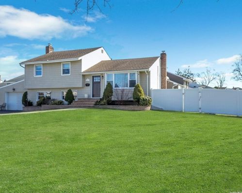 1231 Jacob Dr, Seaford, NY 11783-1724