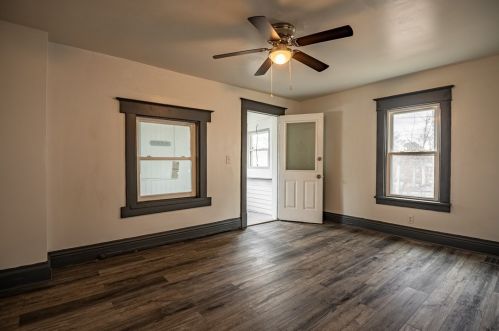 1136 Baldwin Ave, Hermitage, PA 16146-2516