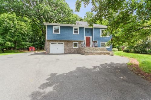 11 Moorea Ct, Garnerville, NY 10923-2005