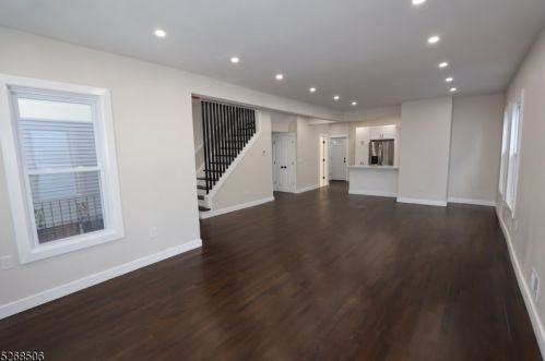 1045 Hunterdon St, Newark NJ  07112-2412 exterior