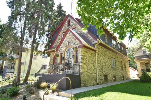 3367 Pierce St, Milwaukee, WI 53215-1121