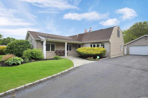6 Hayuta Ct, Holtsville NY  11742-1206 exterior