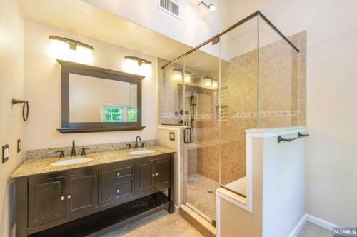 2 Sparrowbush Rd, Mahwah NJ  07430-1525 exterior