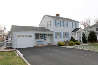 114 Harvard St, Westbury, NY 11590-2904