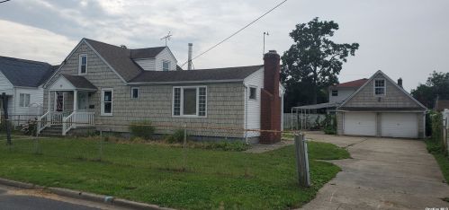 77 Kissimee Rd, North Lindenhurst, NY 11757-6816