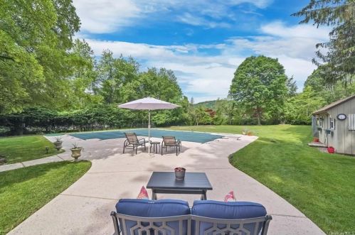 287 Grandview Ave, Airmont, NY 10901-2902
