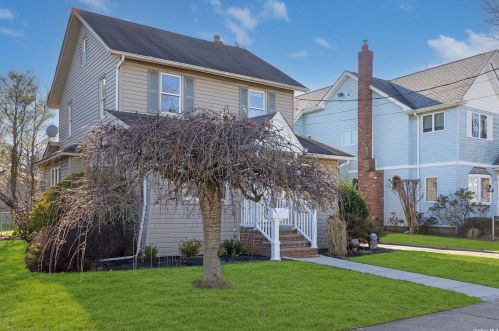 202 Linden St, Rockville Centre, NY 11570-2537