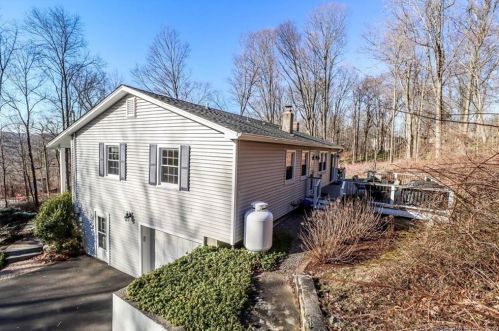 33 Sunset Hill Rd, Brookfield Center CT  06804-3448 exterior