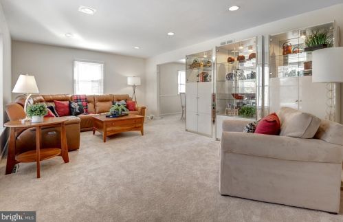 24 Elizabeth Ln, Southampton, PA 18954-1011