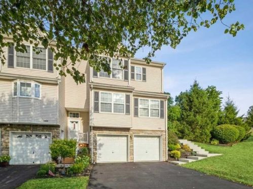 1202 Pondview Loop, New Hamburg, NY 12590-7554