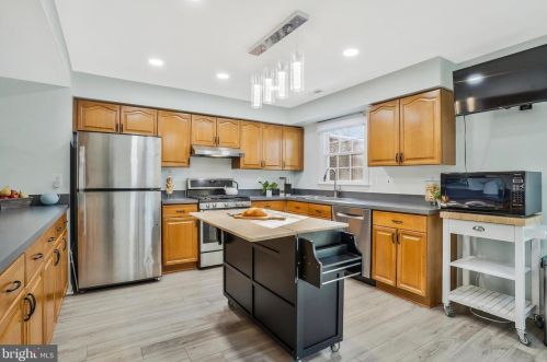 8854 Eagle Rock Ln, Springfield VA  22153-1727 exterior