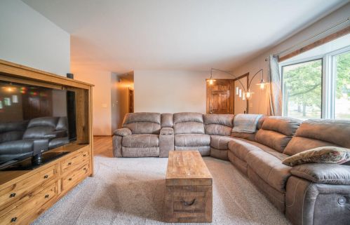 246 Green Valley Pl, West Bend WI  53095-4924 exterior