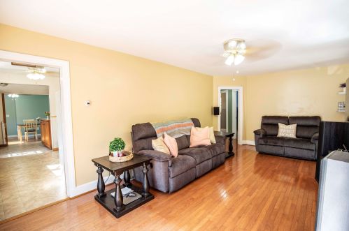 208 Lawrence Rd, Salem NH  03079-3905 exterior