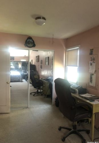 952 Washington Ave, Westbury NY  11590-6038 exterior