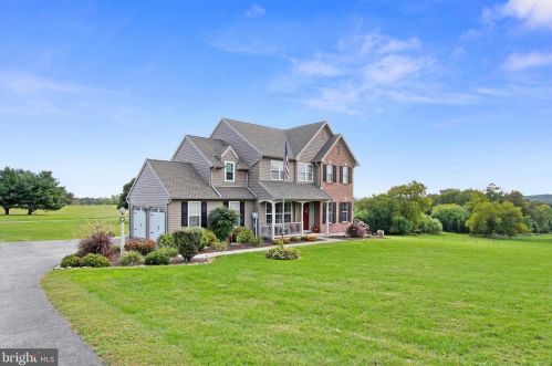 104 Country Walk Dr, Longlevel, PA 17368-9393