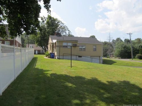 11 Wicklow St, Windsor Locks, CT 06096-1816