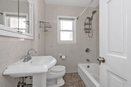 42 Stephen Ave, New Hyde Park NY  11040-3131 exterior