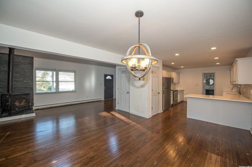 22 Rosedale Rd, Scotts Beach, NY 11789-2814