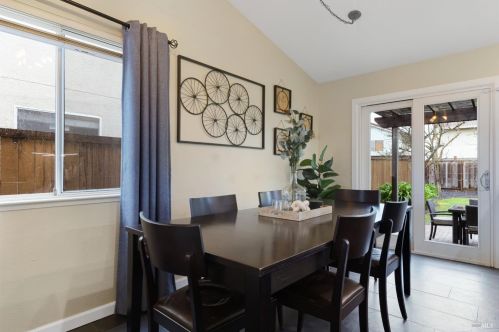 1056 Esparto Ct, Windsor CA  95492-7807 exterior