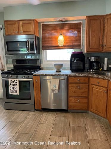 2 Sweeney Ave, Bricktown, NJ 08724-2547