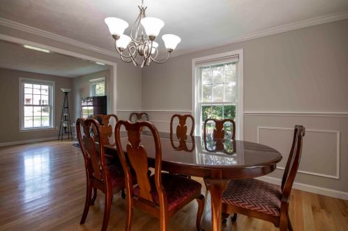 8 Cathedral Cir, Nashua NH 03063-2716 exterior