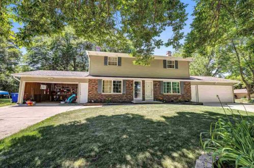 1220 Sorrento Dr, Green Bay, WI 54304-1432