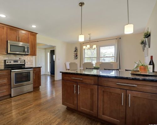 87 Wexford Dr, Oakdale NY  11769-1438 exterior