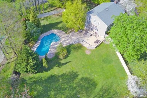 83 Mohawk Ave, Norwood, NJ 07648-2410