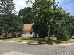 44 Maplewood Dr, Westbury, NY 11590-2617