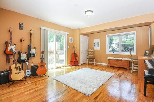 138 Woodside Ave, White Plains NY  10604-2040 exterior