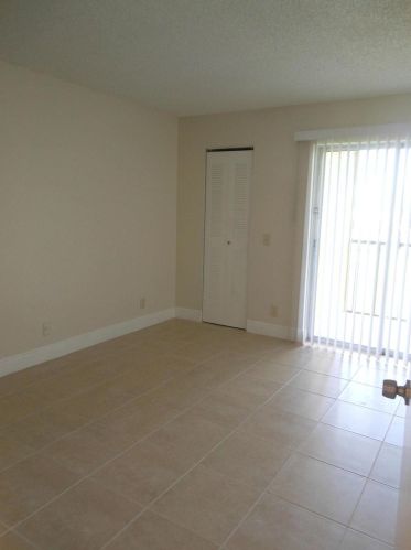 919 Meadows Cir, Boynton Beach FL  33436-8929 exterior
