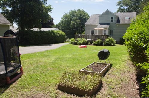 23 Brewster Pl, Bridgeport, CT 06611-3068