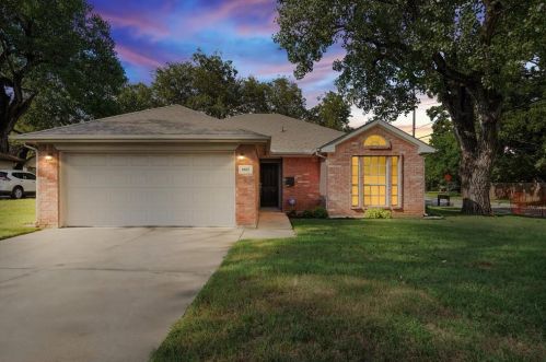 6837 Beaty St, Fort Worth, TX 76112-6704