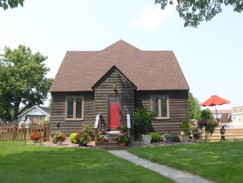902 13th St, Windom, MN 56101-1355