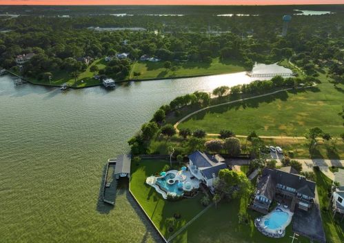 602 Shorewood Dr, Taylor Lake Village, TX 77586-4610