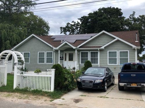 20 Rossmore Ave, Central Islip, NY 11722-2900