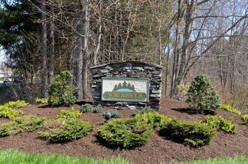 25 Meadowlark Cir, Upper Stepney CT  06468-2647 exterior
