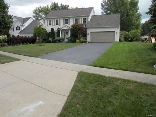8 Regency Ct, Bowmansville, NY 14026-1050