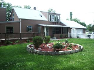 2300 Wildwood Ln, Manhattan KS  66502-3611 exterior