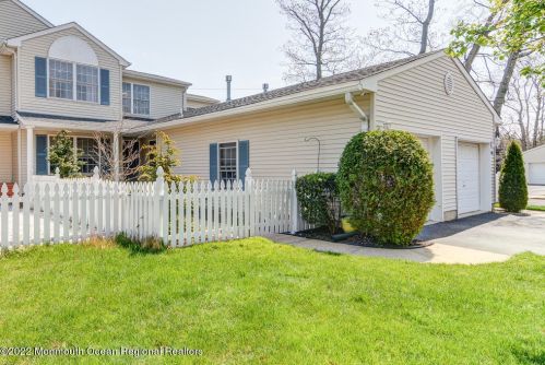 39 Cherrywood Cir, Bricktown, NJ 08724-5205