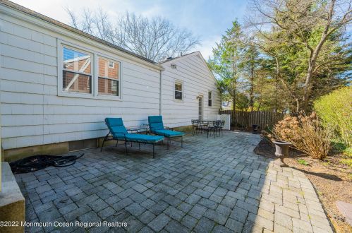 4 Laurel Dr, Little Silver NJ 07739-1416 exterior