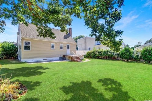 4 West Ct, Bethpage, NY 11714-2224