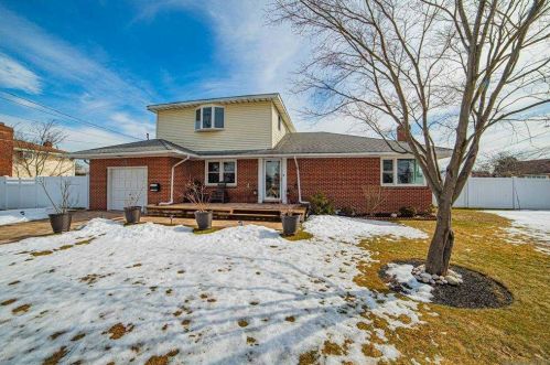 450 Albany Ave, North Lindenhurst, NY 11757-2721